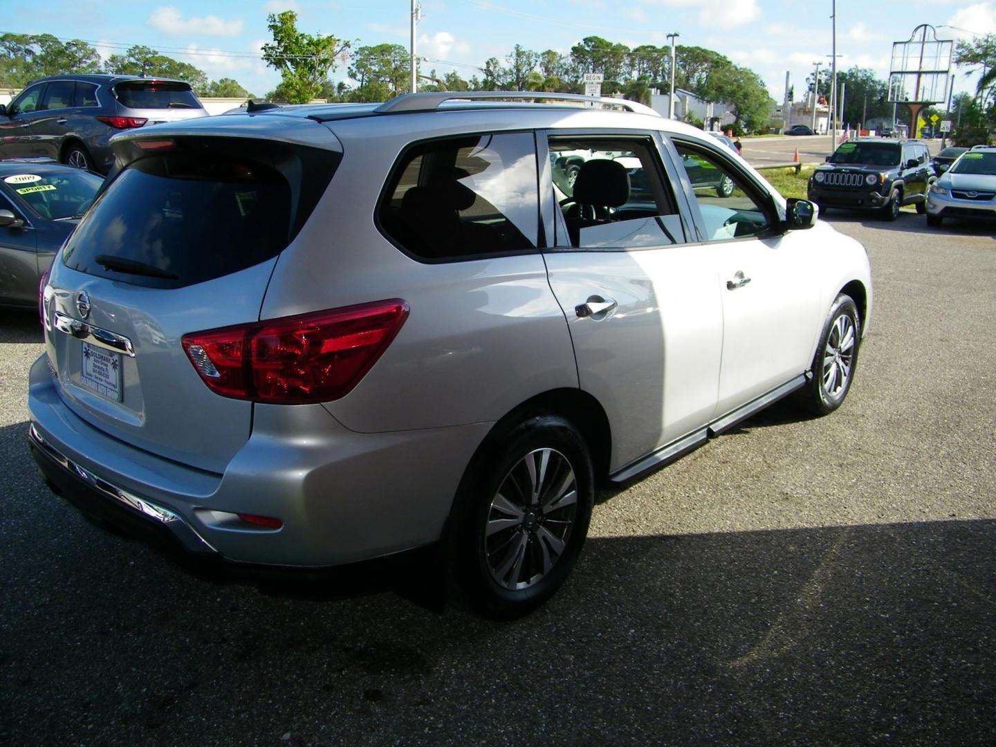 2018 Silver /Black Nissan Pathfinder SV (5N1DR2MN4JC) with an 3.5L V6 engine, Automatic transmission, located at 4000 Bee Ridge Road, Sarasota, FL, 34233, (941) 926-0300, 27.298664, -82.489151 - Photo#4