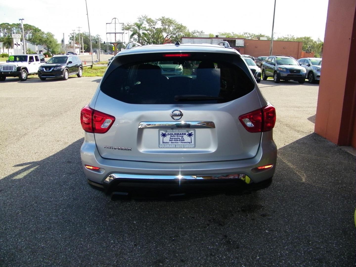 2018 Silver /Black Nissan Pathfinder SV (5N1DR2MN4JC) with an 3.5L V6 engine, Automatic transmission, located at 4000 Bee Ridge Road, Sarasota, FL, 34233, (941) 926-0300, 27.298664, -82.489151 - Photo#5