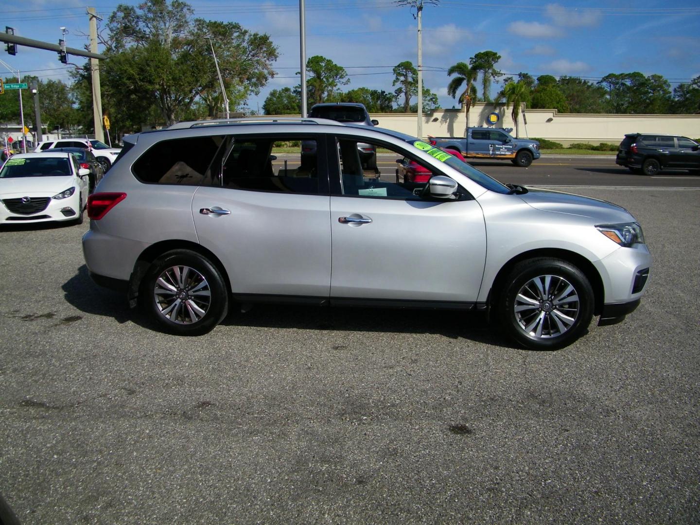 2018 Silver /Black Nissan Pathfinder SV (5N1DR2MN4JC) with an 3.5L V6 engine, Automatic transmission, located at 4000 Bee Ridge Road, Sarasota, FL, 34233, (941) 926-0300, 27.298664, -82.489151 - Photo#6