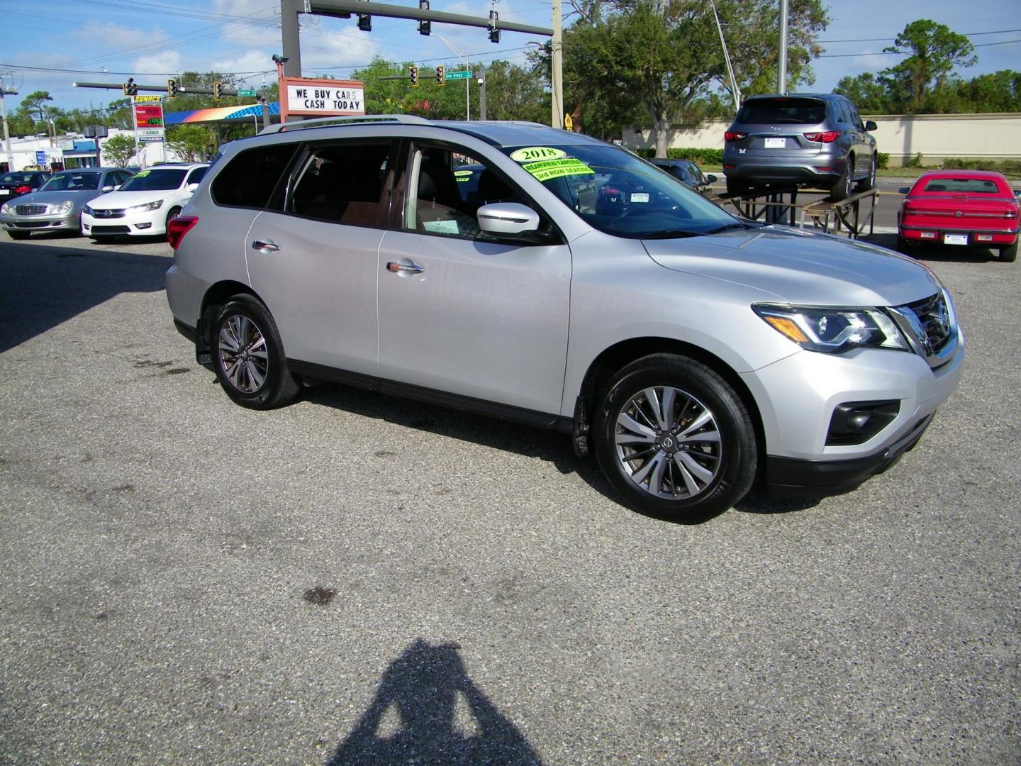 2018 Silver /Black Nissan Pathfinder SV (5N1DR2MN4JC) with an 3.5L V6 engine, Automatic transmission, located at 4000 Bee Ridge Road, Sarasota, FL, 34233, (941) 926-0300, 27.298664, -82.489151 - Photo#7