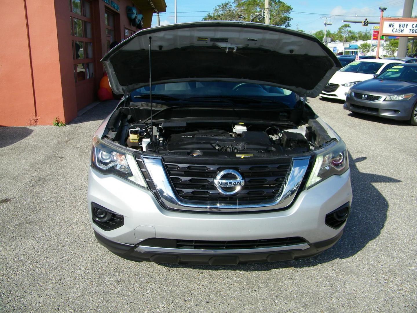 2018 Silver /Black Nissan Pathfinder SV (5N1DR2MN4JC) with an 3.5L V6 engine, Automatic transmission, located at 4000 Bee Ridge Road, Sarasota, FL, 34233, (941) 926-0300, 27.298664, -82.489151 - Photo#8