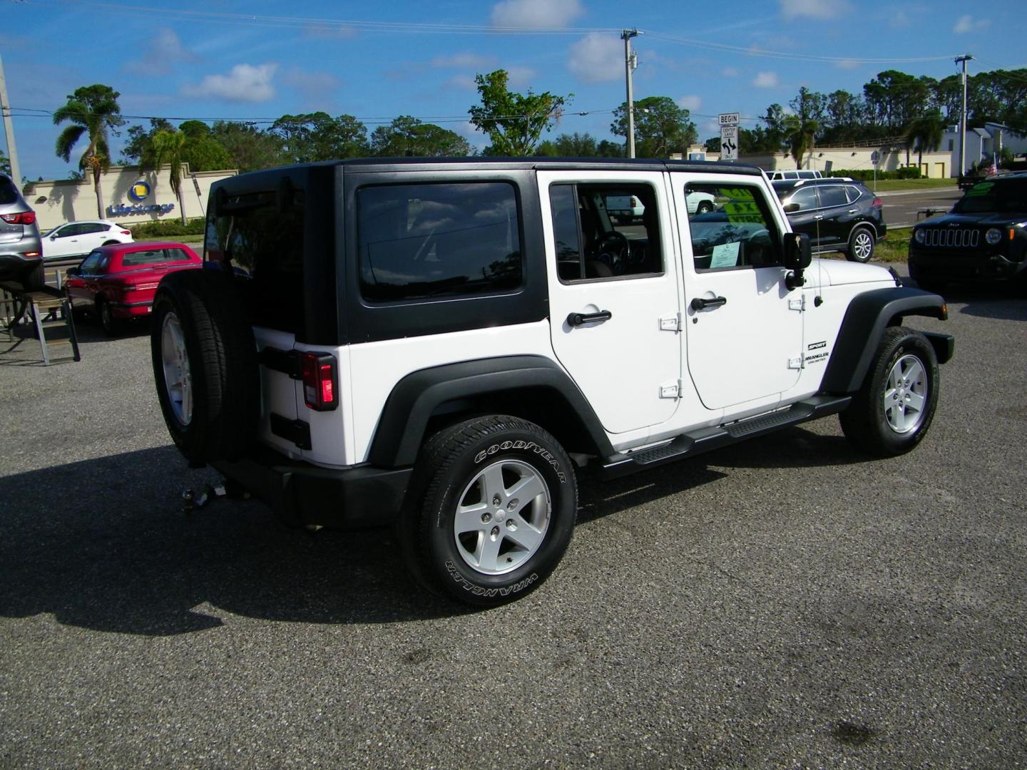 2015 White /Black Jeep Wrangler Unlimited Sport 4WD (1C4BJWDG4FL) with an 3.6L V6 DOHC 24V FFV engine, Automatic transmission, located at 4000 Bee Ridge Road, Sarasota, FL, 34233, (941) 926-0300, 27.298664, -82.489151 - Photo#7