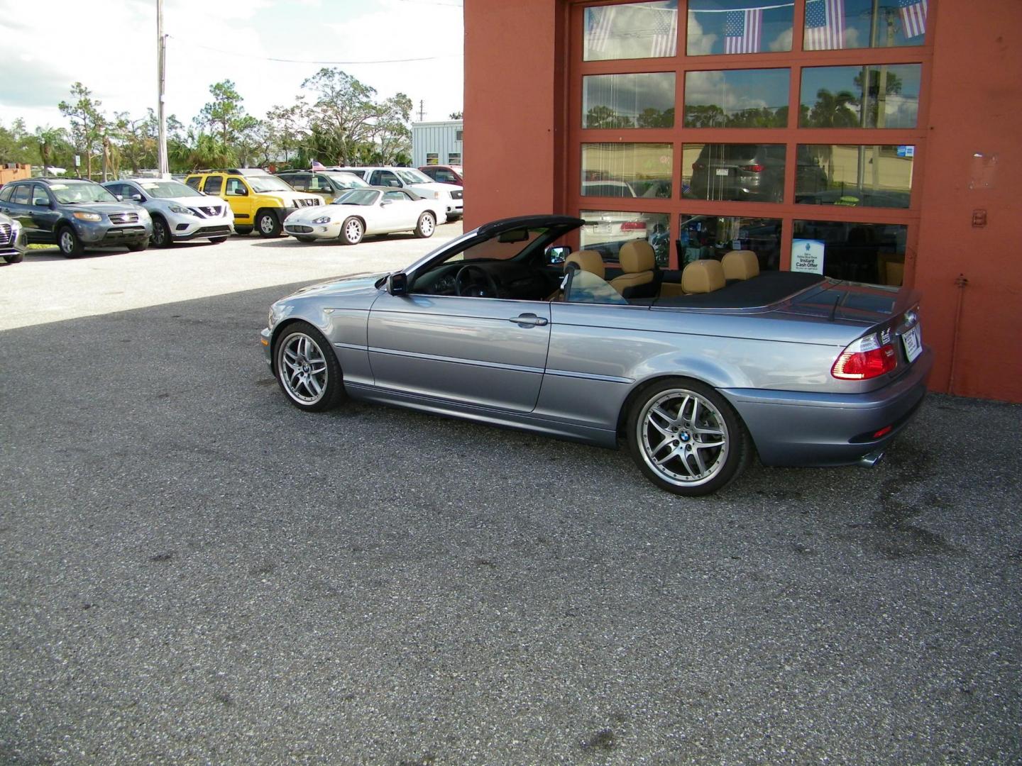 2006 Blue /Beige BMW 3-Series 330Ci convertible (WBABW534X6P) with an 3.0L L6 DOHC 24V engine, Automatic transmission, located at 4000 Bee Ridge Road, Sarasota, FL, 34233, (941) 926-0300, 27.298664, -82.489151 - Photo#3