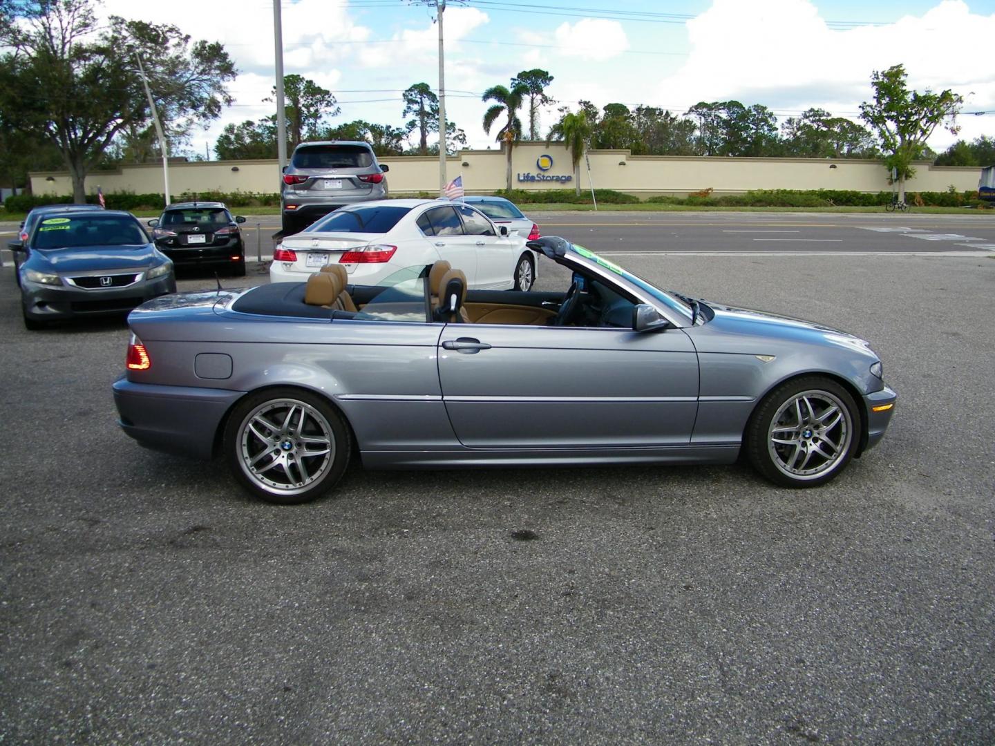 2006 Blue /Beige BMW 3-Series 330Ci convertible (WBABW534X6P) with an 3.0L L6 DOHC 24V engine, Automatic transmission, located at 4000 Bee Ridge Road, Sarasota, FL, 34233, (941) 926-0300, 27.298664, -82.489151 - Photo#5