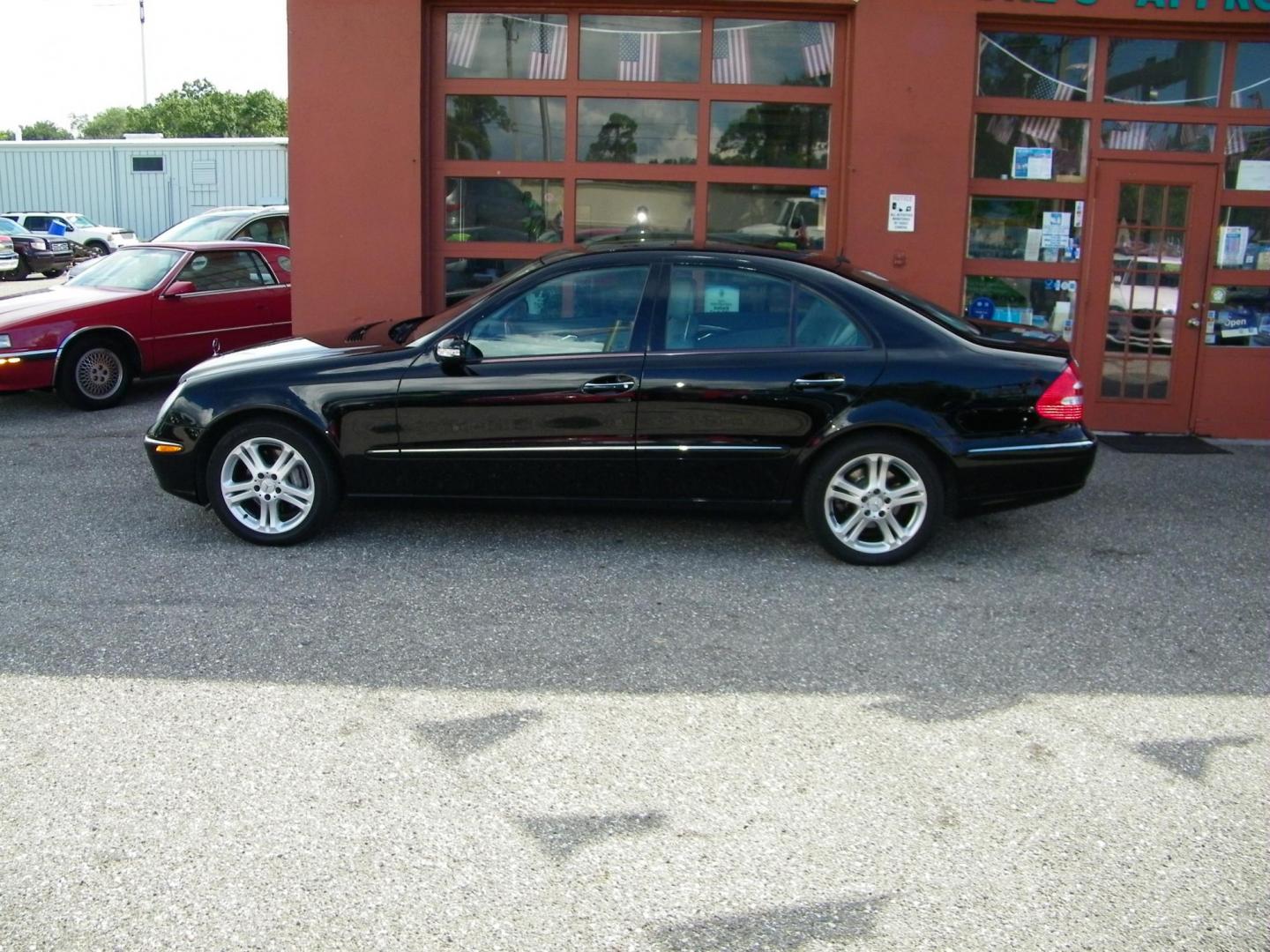 2006 Black /Grey Mercedes-Benz E-Class E350 (WDBUF56J66A) with an 3.5L V6 DOHC 24V engine, Automatic transmission, located at 4000 Bee Ridge Road, Sarasota, FL, 34233, (941) 926-0300, 27.298664, -82.489151 - Photo#1