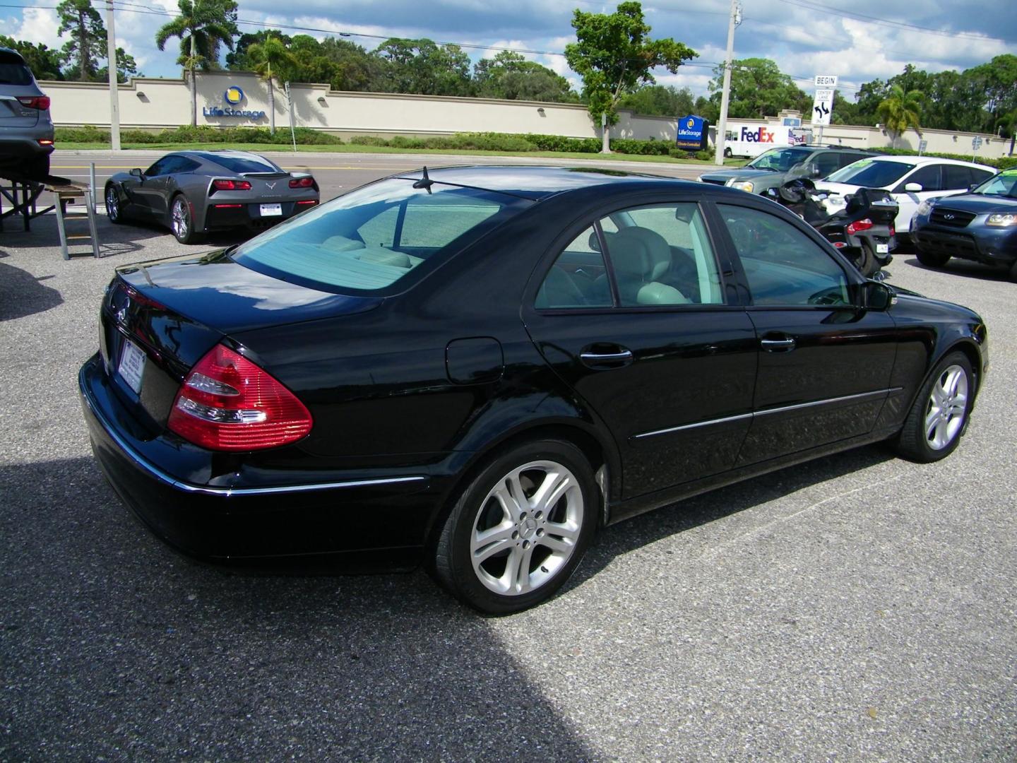 2006 Black /Grey Mercedes-Benz E-Class E350 (WDBUF56J66A) with an 3.5L V6 DOHC 24V engine, Automatic transmission, located at 4000 Bee Ridge Road, Sarasota, FL, 34233, (941) 926-0300, 27.298664, -82.489151 - Photo#4