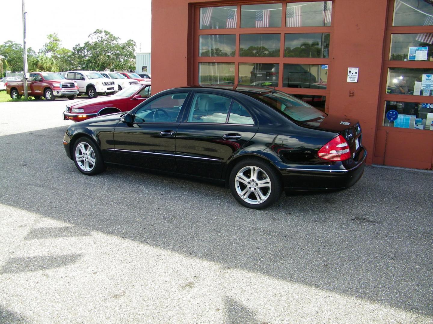 2006 Black /Grey Mercedes-Benz E-Class E350 (WDBUF56J66A) with an 3.5L V6 DOHC 24V engine, Automatic transmission, located at 4000 Bee Ridge Road, Sarasota, FL, 34233, (941) 926-0300, 27.298664, -82.489151 - Photo#5