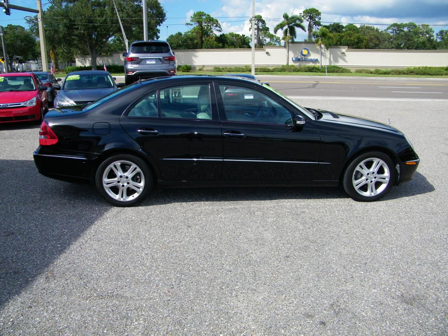 2006 Black /Grey Mercedes-Benz E-Class E350 (WDBUF56J66A) with an 3.5L V6 DOHC 24V engine, Automatic transmission, located at 4000 Bee Ridge Road, Sarasota, FL, 34233, (941) 926-0300, 27.298664, -82.489151 - Photo#7