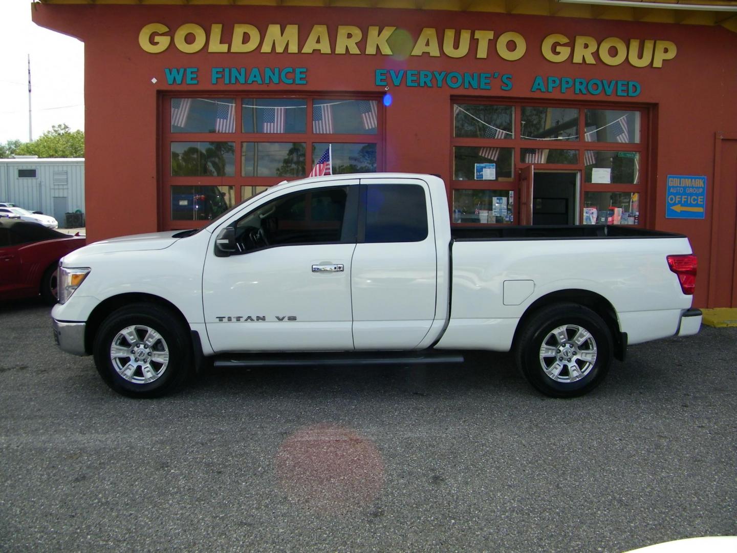 2018 White /Grey Nissan Titan S King Cab 2WD (1N6AA1C69JN) with an 5.6L V8 DOHC 32V engine, 7A transmission, located at 4000 Bee Ridge Road, Sarasota, FL, 34233, (941) 926-0300, 27.298664, -82.489151 - Photo#2