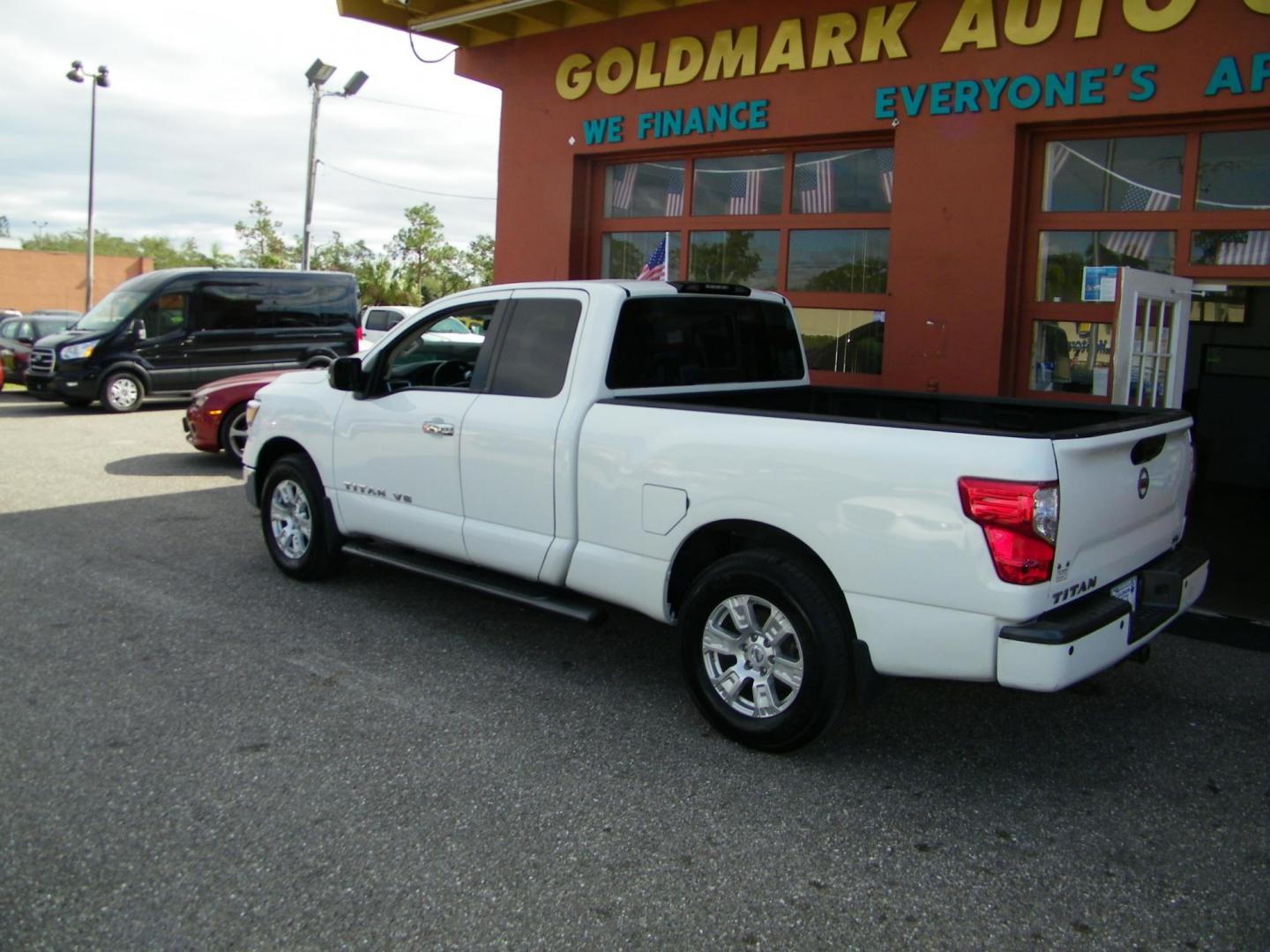 2018 White /Grey Nissan Titan S King Cab 2WD (1N6AA1C69JN) with an 5.6L V8 DOHC 32V engine, 7A transmission, located at 4000 Bee Ridge Road, Sarasota, FL, 34233, (941) 926-0300, 27.298664, -82.489151 - Photo#3