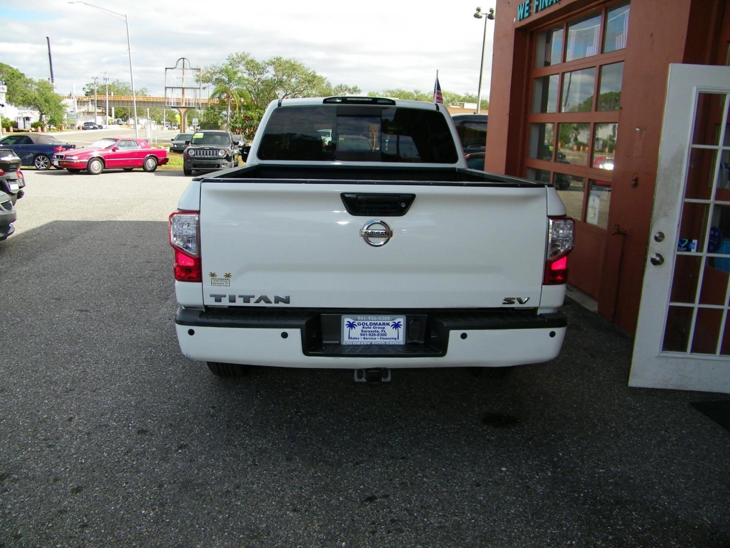 2018 White /Grey Nissan Titan S King Cab 2WD (1N6AA1C69JN) with an 5.6L V8 DOHC 32V engine, 7A transmission, located at 4000 Bee Ridge Road, Sarasota, FL, 34233, (941) 926-0300, 27.298664, -82.489151 - Photo#4