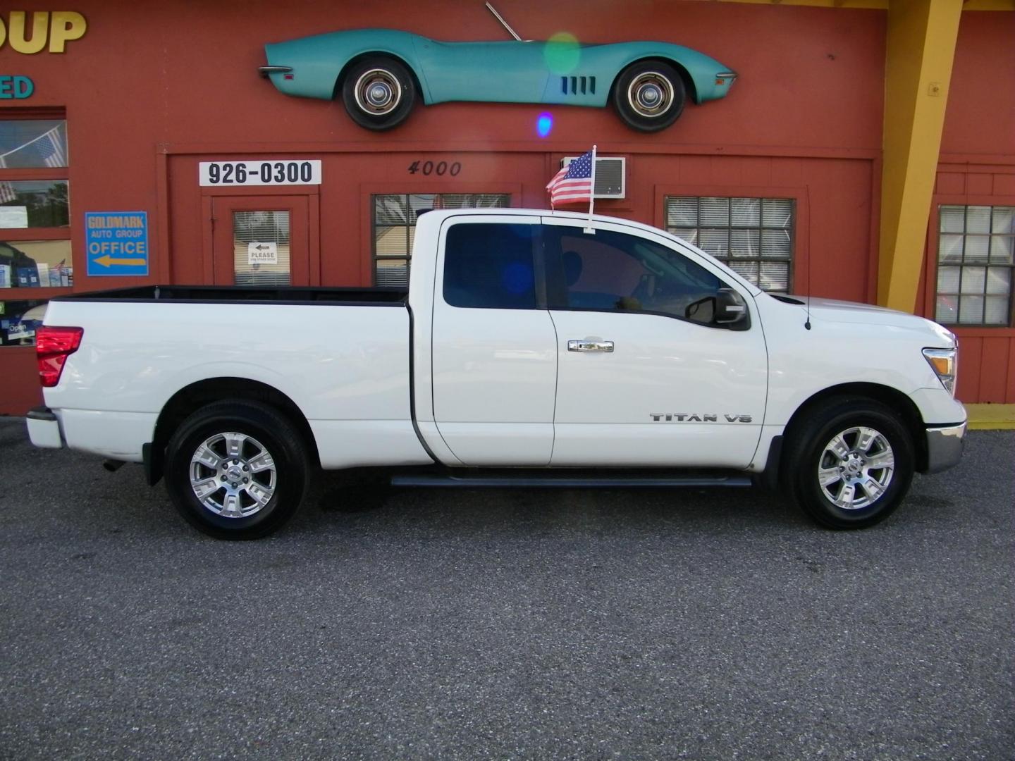 2018 White /Grey Nissan Titan S King Cab 2WD (1N6AA1C69JN) with an 5.6L V8 DOHC 32V engine, 7A transmission, located at 4000 Bee Ridge Road, Sarasota, FL, 34233, (941) 926-0300, 27.298664, -82.489151 - Photo#7