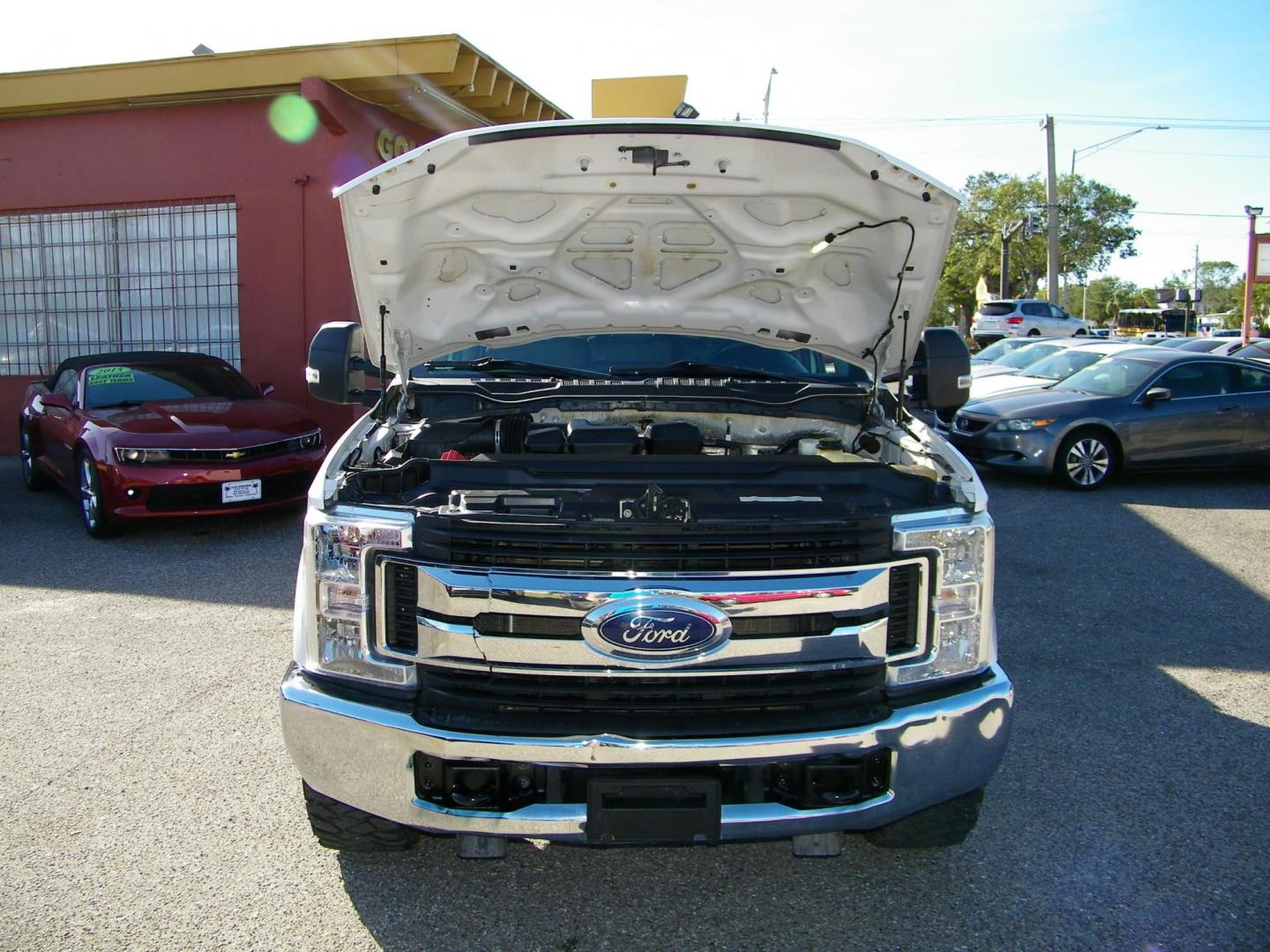 2019 White /Grey Ford F-250 SD King Ranch Crew Cab 4WD (1FT7W2B62KE) with an 6.2L V8 OHV 16V engine, 6A transmission, located at 4000 Bee Ridge Road, Sarasota, FL, 34233, (941) 926-0300, 27.298664, -82.489151 - Photo#8