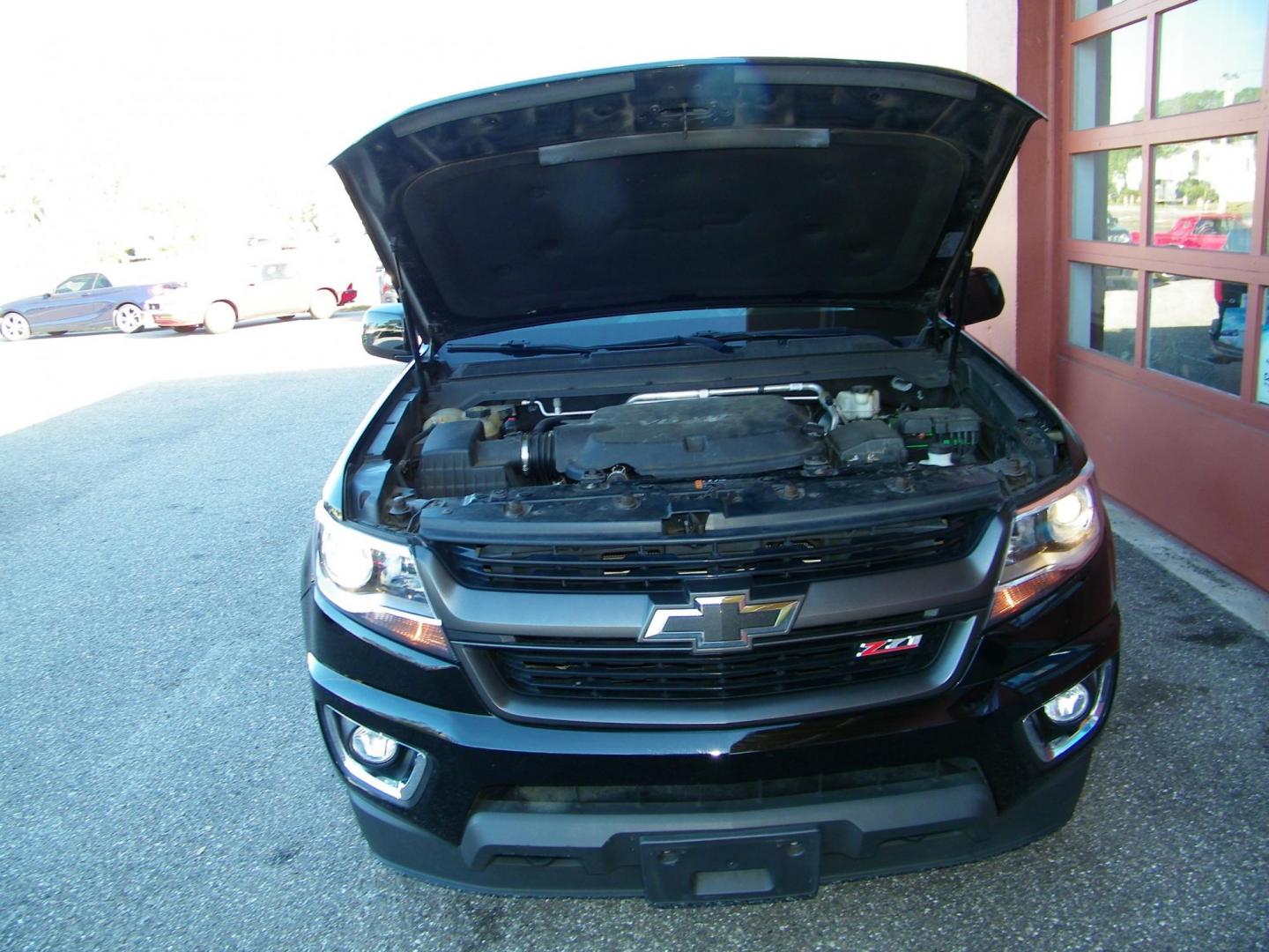 2017 Black /Black Chevrolet Colorado Z71 Crew Cab 2WD Short Box (1GCGSDEN0H1) with an 3.6L V6 DOHC 24V GAS engine, 6A transmission, located at 4000 Bee Ridge Road, Sarasota, FL, 34233, (941) 926-0300, 27.298664, -82.489151 - Photo#14