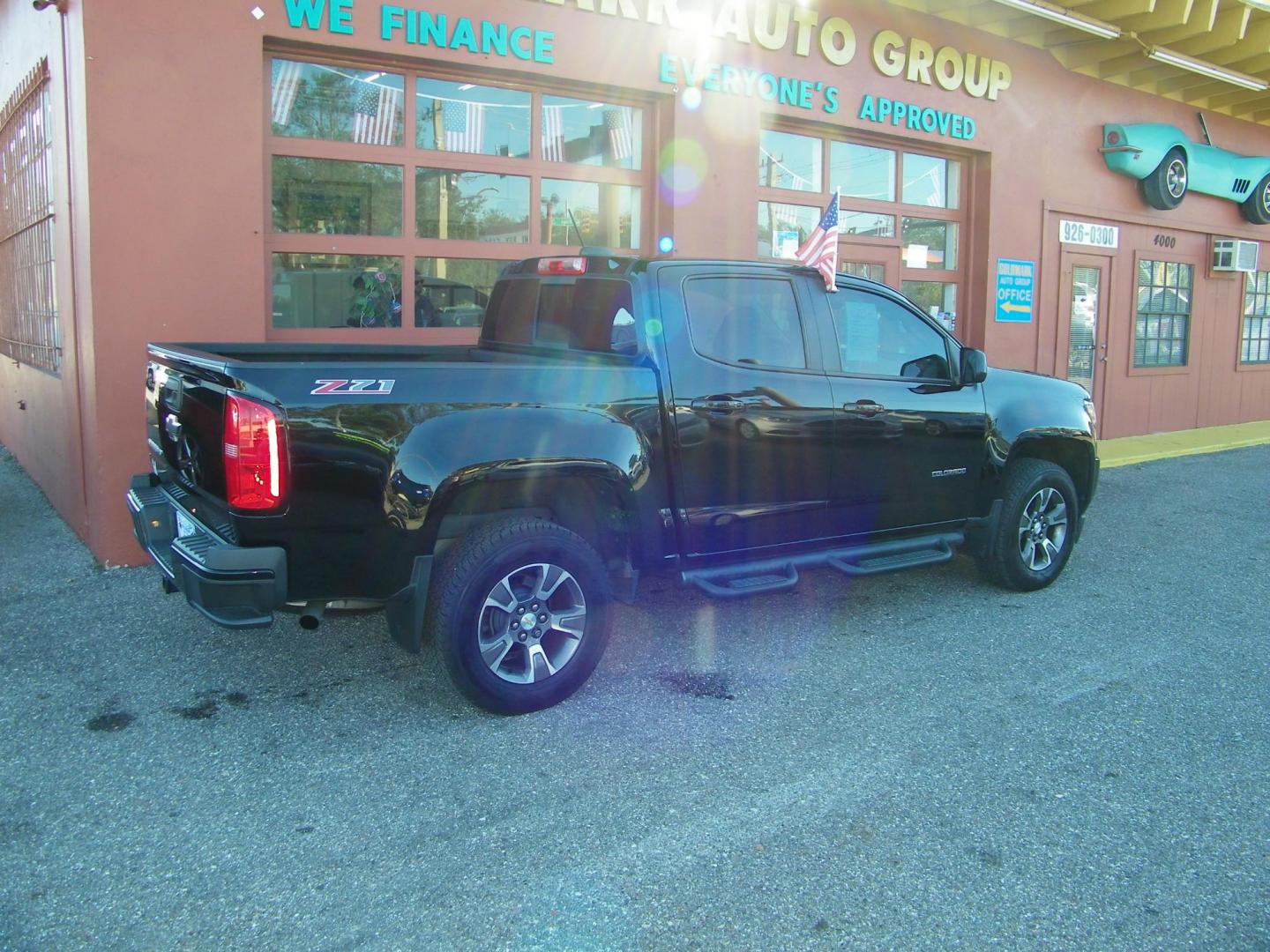 2017 Black /Black Chevrolet Colorado Z71 Crew Cab 2WD Short Box (1GCGSDEN0H1) with an 3.6L V6 DOHC 24V GAS engine, 6A transmission, located at 4000 Bee Ridge Road, Sarasota, FL, 34233, (941) 926-0300, 27.298664, -82.489151 - Photo#5