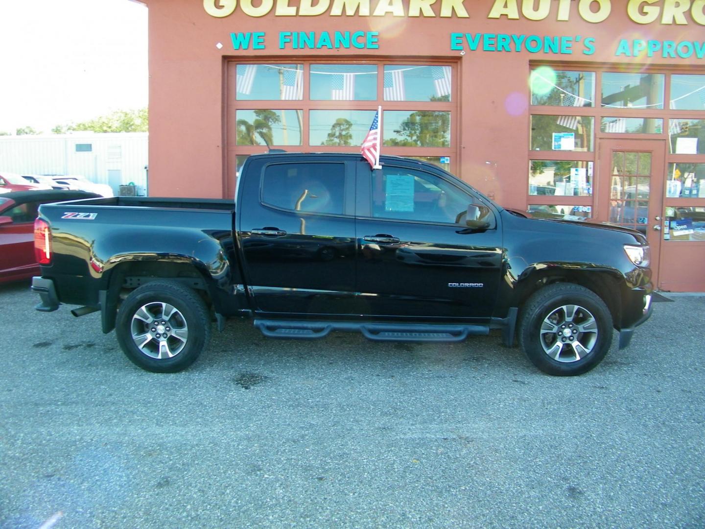 2017 Black /Black Chevrolet Colorado Z71 Crew Cab 2WD Short Box (1GCGSDEN0H1) with an 3.6L V6 DOHC 24V GAS engine, 6A transmission, located at 4000 Bee Ridge Road, Sarasota, FL, 34233, (941) 926-0300, 27.298664, -82.489151 - Photo#6