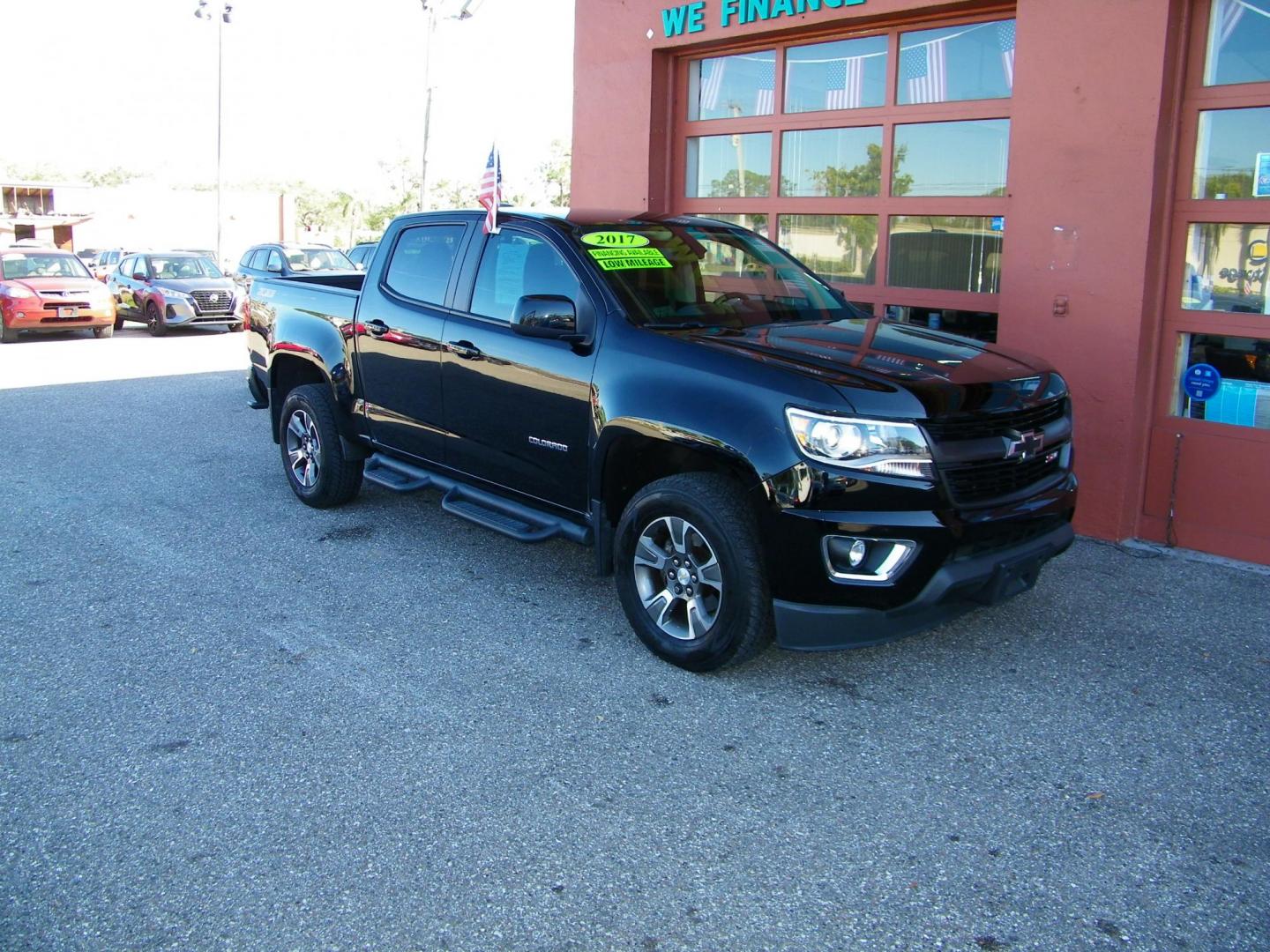 2017 Black /Black Chevrolet Colorado Z71 Crew Cab 2WD Short Box (1GCGSDEN0H1) with an 3.6L V6 DOHC 24V GAS engine, 6A transmission, located at 4000 Bee Ridge Road, Sarasota, FL, 34233, (941) 926-0300, 27.298664, -82.489151 - Photo#7