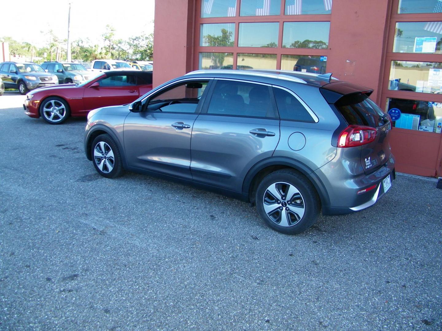 2017 Gray /Black Kia Niro EX (KNDCC3LC5H5) with an 2.0L L4 DOHC 16V HYBRID engine, 6A transmission, located at 4000 Bee Ridge Road, Sarasota, FL, 34233, (941) 926-0300, 27.298664, -82.489151 - Photo#3