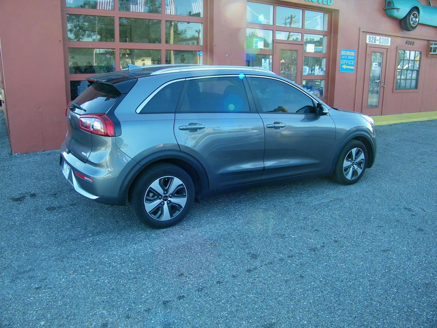 2017 Gray /Black Kia Niro EX (KNDCC3LC5H5) with an 2.0L L4 DOHC 16V HYBRID engine, 6A transmission, located at 4000 Bee Ridge Road, Sarasota, FL, 34233, (941) 926-0300, 27.298664, -82.489151 - Photo#5