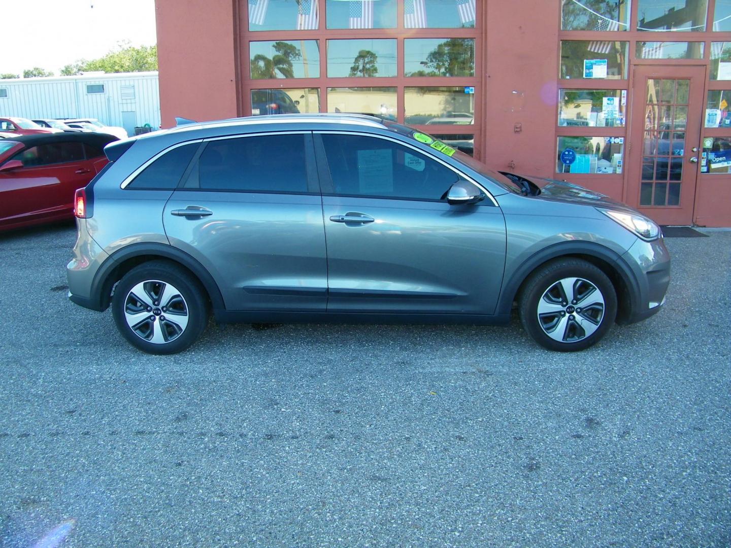 2017 Gray /Black Kia Niro EX (KNDCC3LC5H5) with an 2.0L L4 DOHC 16V HYBRID engine, 6A transmission, located at 4000 Bee Ridge Road, Sarasota, FL, 34233, (941) 926-0300, 27.298664, -82.489151 - Photo#6