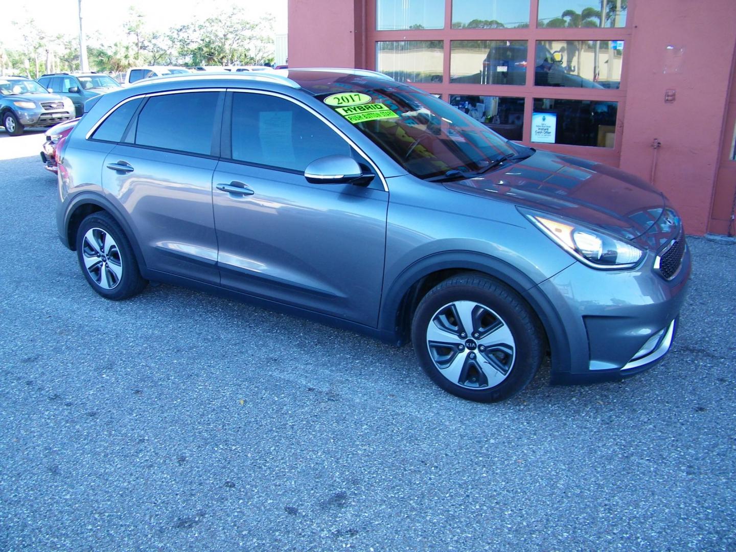 2017 Gray /Black Kia Niro EX (KNDCC3LC5H5) with an 2.0L L4 DOHC 16V HYBRID engine, 6A transmission, located at 4000 Bee Ridge Road, Sarasota, FL, 34233, (941) 926-0300, 27.298664, -82.489151 - Photo#7