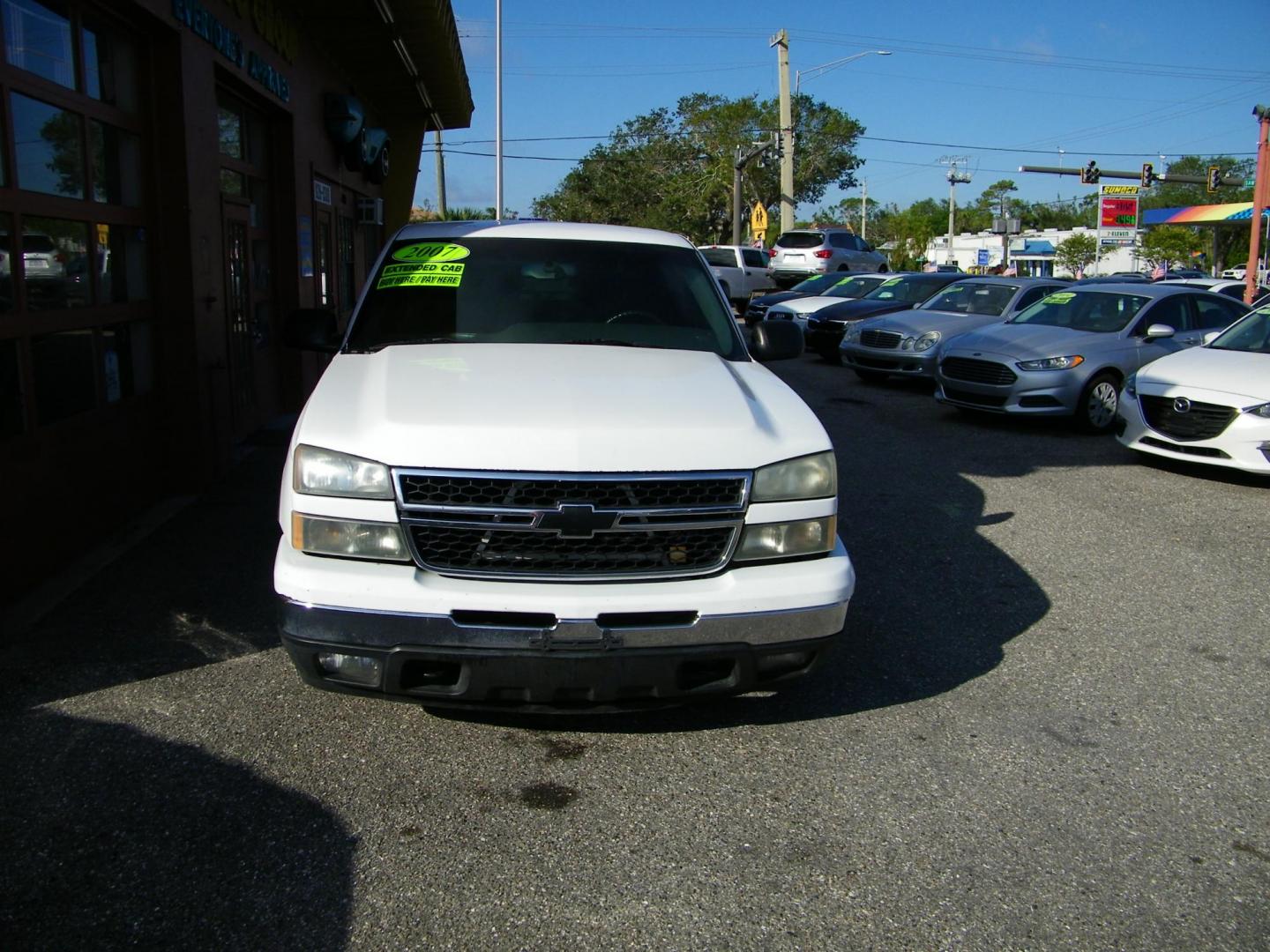 2007 White /Grey Chevrolet Silverado Classic 1500 LS Ext. Cab 2WD (1GCEC19VX7Z) with an 4.8L V8 OHV 16V engine, 4-Speed Automatic Overdrive transmission, located at 4000 Bee Ridge Road, Sarasota, FL, 34233, (941) 926-0300, 27.298664, -82.489151 - Photo#0