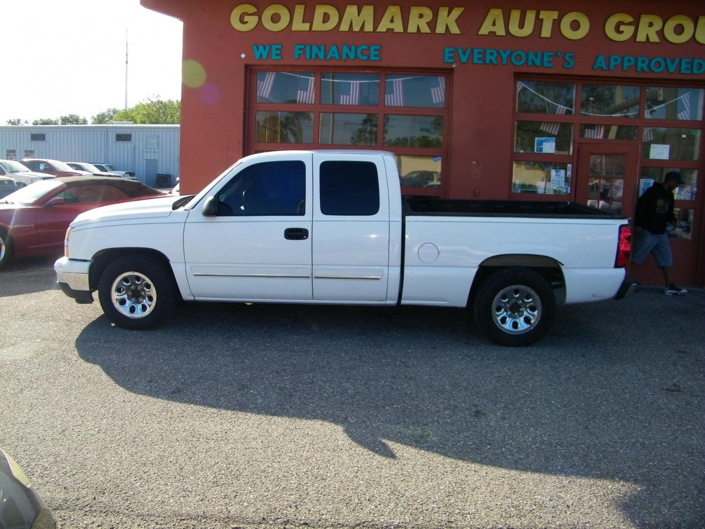 2007 White /Grey Chevrolet Silverado Classic 1500 LS Ext. Cab 2WD (1GCEC19VX7Z) with an 4.8L V8 OHV 16V engine, 4-Speed Automatic Overdrive transmission, located at 4000 Bee Ridge Road, Sarasota, FL, 34233, (941) 926-0300, 27.298664, -82.489151 - Photo#1