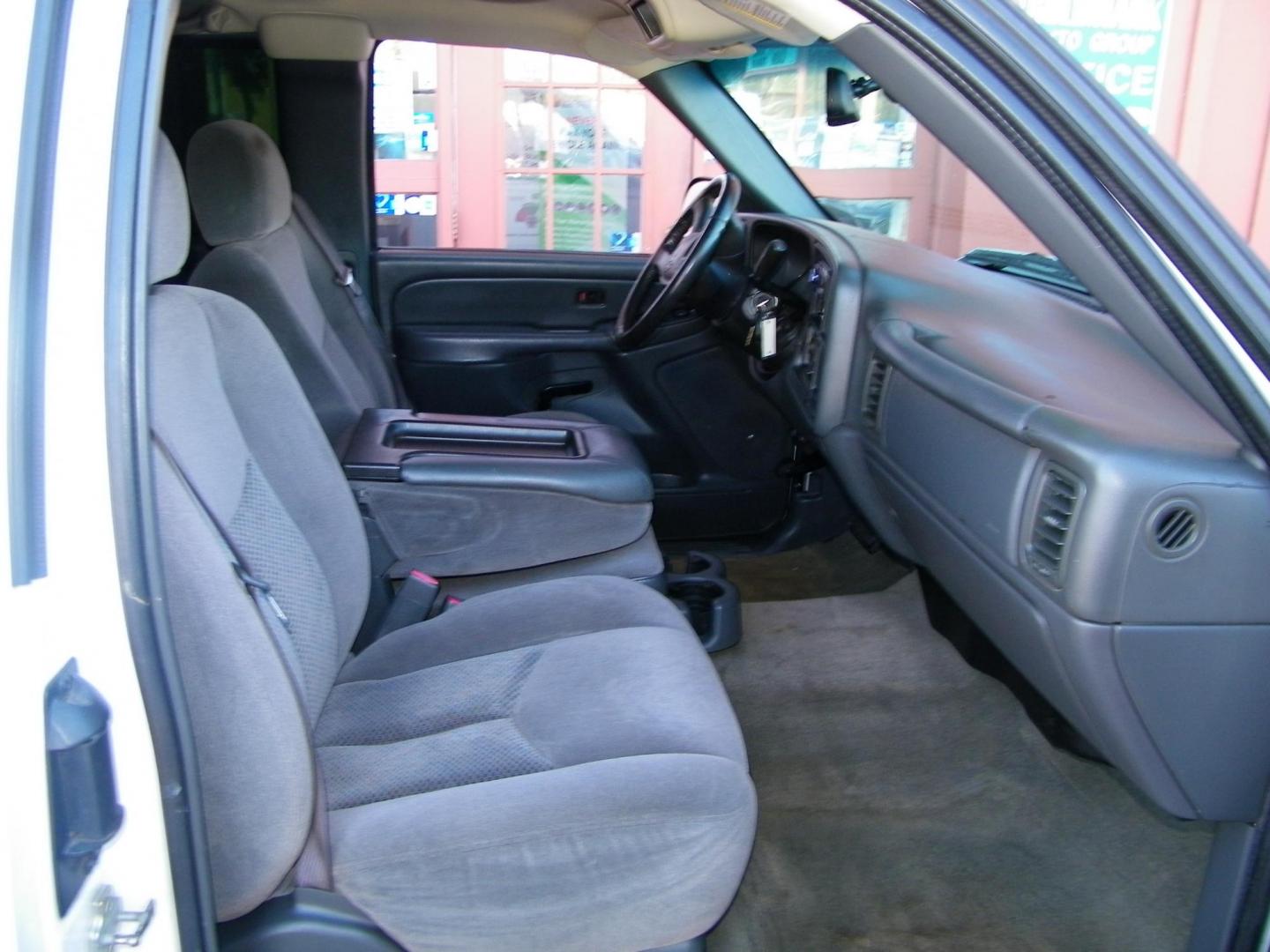 2007 White /Grey Chevrolet Silverado Classic 1500 LS Ext. Cab 2WD (1GCEC19VX7Z) with an 4.8L V8 OHV 16V engine, 4-Speed Automatic Overdrive transmission, located at 4000 Bee Ridge Road, Sarasota, FL, 34233, (941) 926-0300, 27.298664, -82.489151 - Photo#10