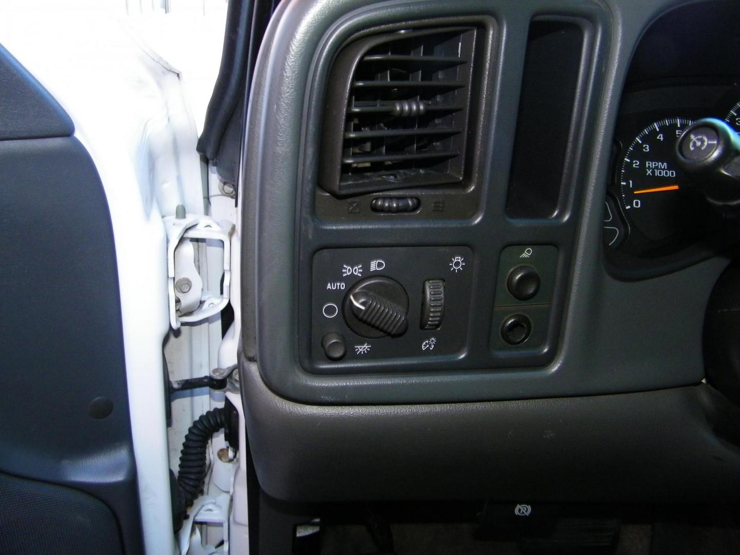 2007 White /Grey Chevrolet Silverado Classic 1500 LS Ext. Cab 2WD (1GCEC19VX7Z) with an 4.8L V8 OHV 16V engine, 4-Speed Automatic Overdrive transmission, located at 4000 Bee Ridge Road, Sarasota, FL, 34233, (941) 926-0300, 27.298664, -82.489151 - Photo#13