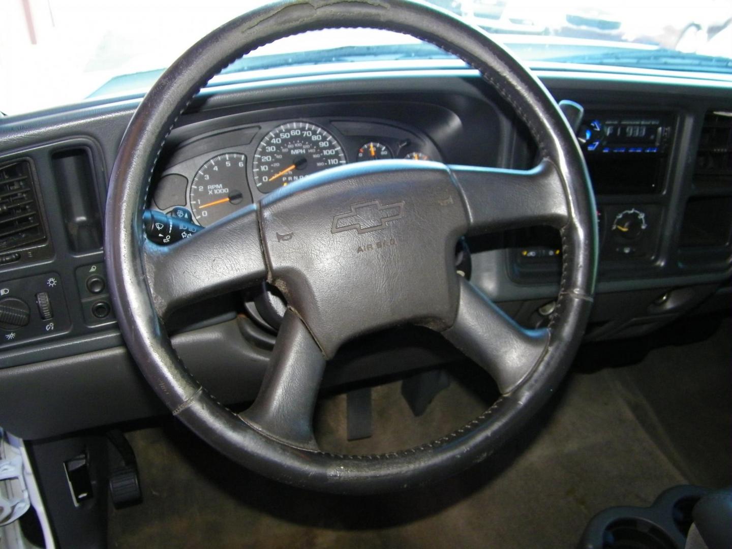 2007 White /Grey Chevrolet Silverado Classic 1500 LS Ext. Cab 2WD (1GCEC19VX7Z) with an 4.8L V8 OHV 16V engine, 4-Speed Automatic Overdrive transmission, located at 4000 Bee Ridge Road, Sarasota, FL, 34233, (941) 926-0300, 27.298664, -82.489151 - Photo#14