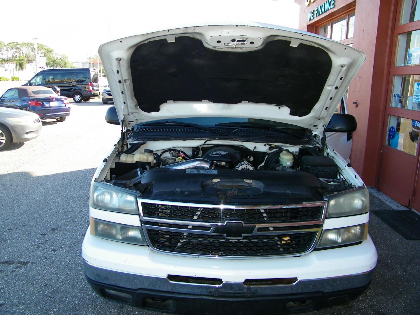 2007 White /Grey Chevrolet Silverado Classic 1500 LS Ext. Cab 2WD (1GCEC19VX7Z) with an 4.8L V8 OHV 16V engine, 4-Speed Automatic Overdrive transmission, located at 4000 Bee Ridge Road, Sarasota, FL, 34233, (941) 926-0300, 27.298664, -82.489151 - Photo#18