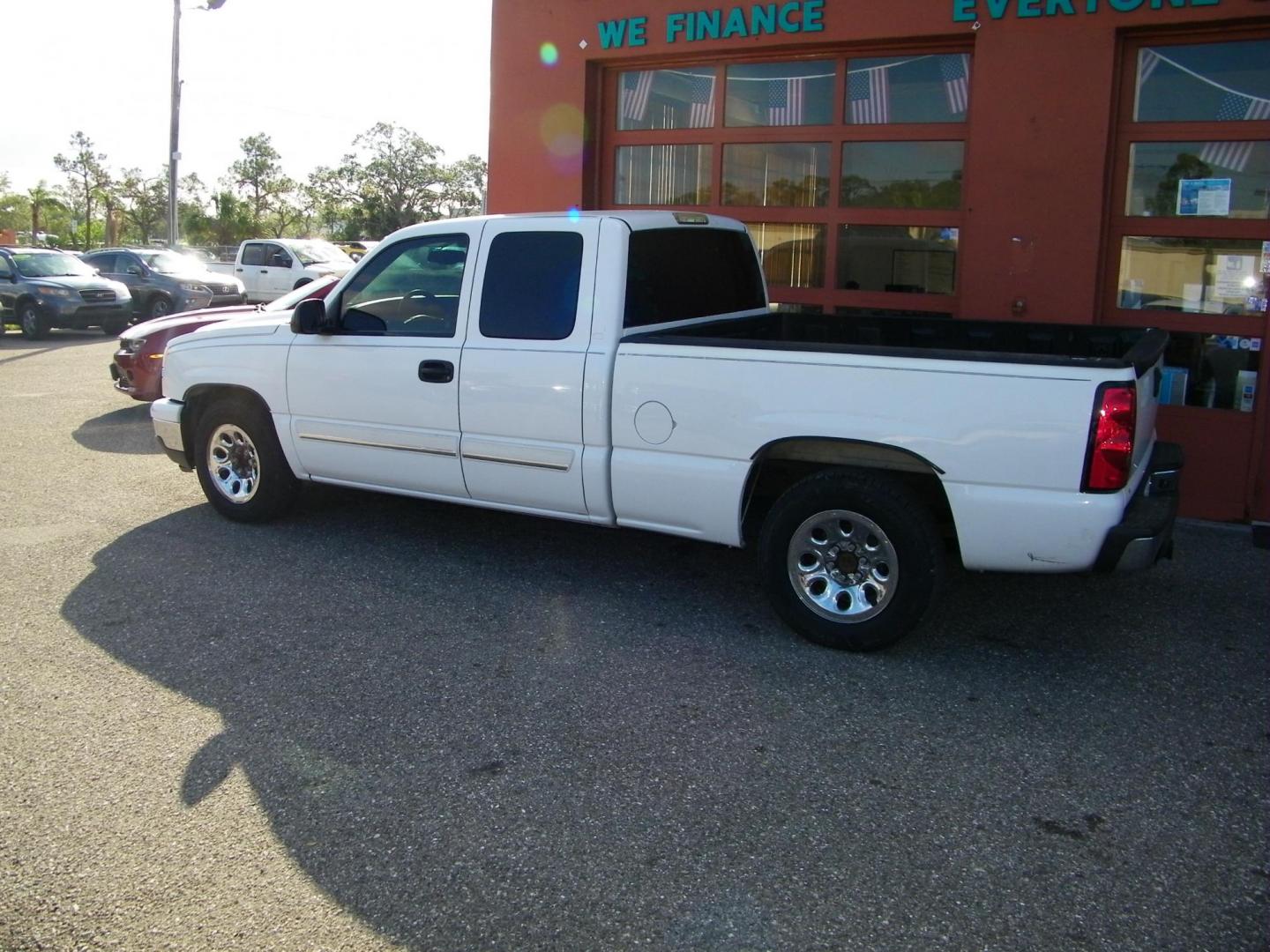 2007 White /Grey Chevrolet Silverado Classic 1500 LS Ext. Cab 2WD (1GCEC19VX7Z) with an 4.8L V8 OHV 16V engine, 4-Speed Automatic Overdrive transmission, located at 4000 Bee Ridge Road, Sarasota, FL, 34233, (941) 926-0300, 27.298664, -82.489151 - Photo#2