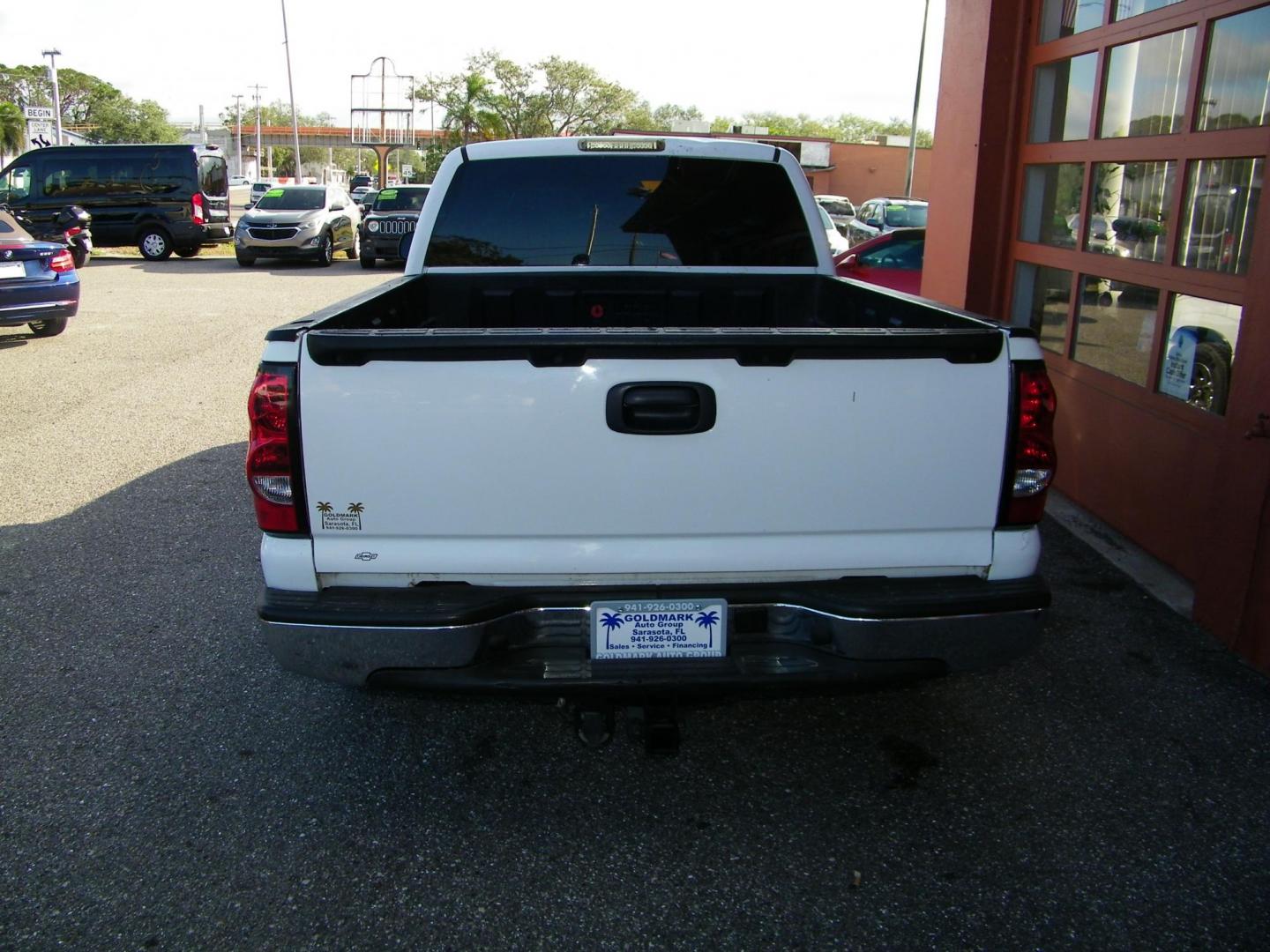 2007 White /Grey Chevrolet Silverado Classic 1500 LS Ext. Cab 2WD (1GCEC19VX7Z) with an 4.8L V8 OHV 16V engine, 4-Speed Automatic Overdrive transmission, located at 4000 Bee Ridge Road, Sarasota, FL, 34233, (941) 926-0300, 27.298664, -82.489151 - Photo#3