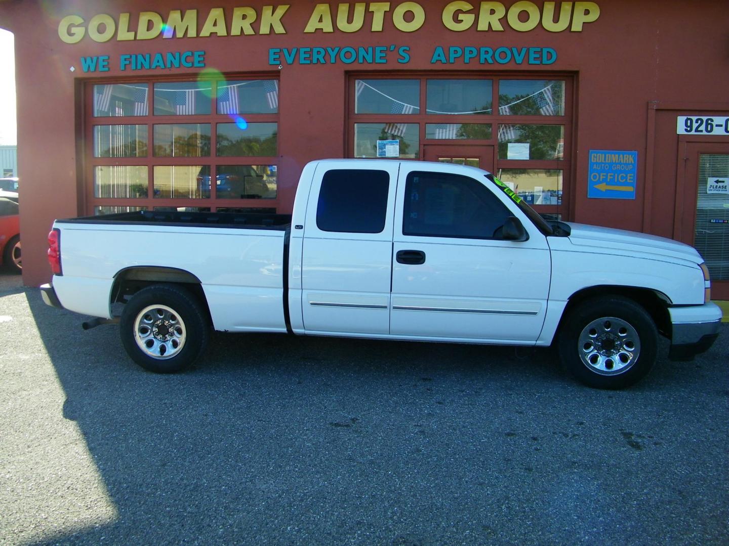 2007 White /Grey Chevrolet Silverado Classic 1500 LS Ext. Cab 2WD (1GCEC19VX7Z) with an 4.8L V8 OHV 16V engine, 4-Speed Automatic Overdrive transmission, located at 4000 Bee Ridge Road, Sarasota, FL, 34233, (941) 926-0300, 27.298664, -82.489151 - Photo#6