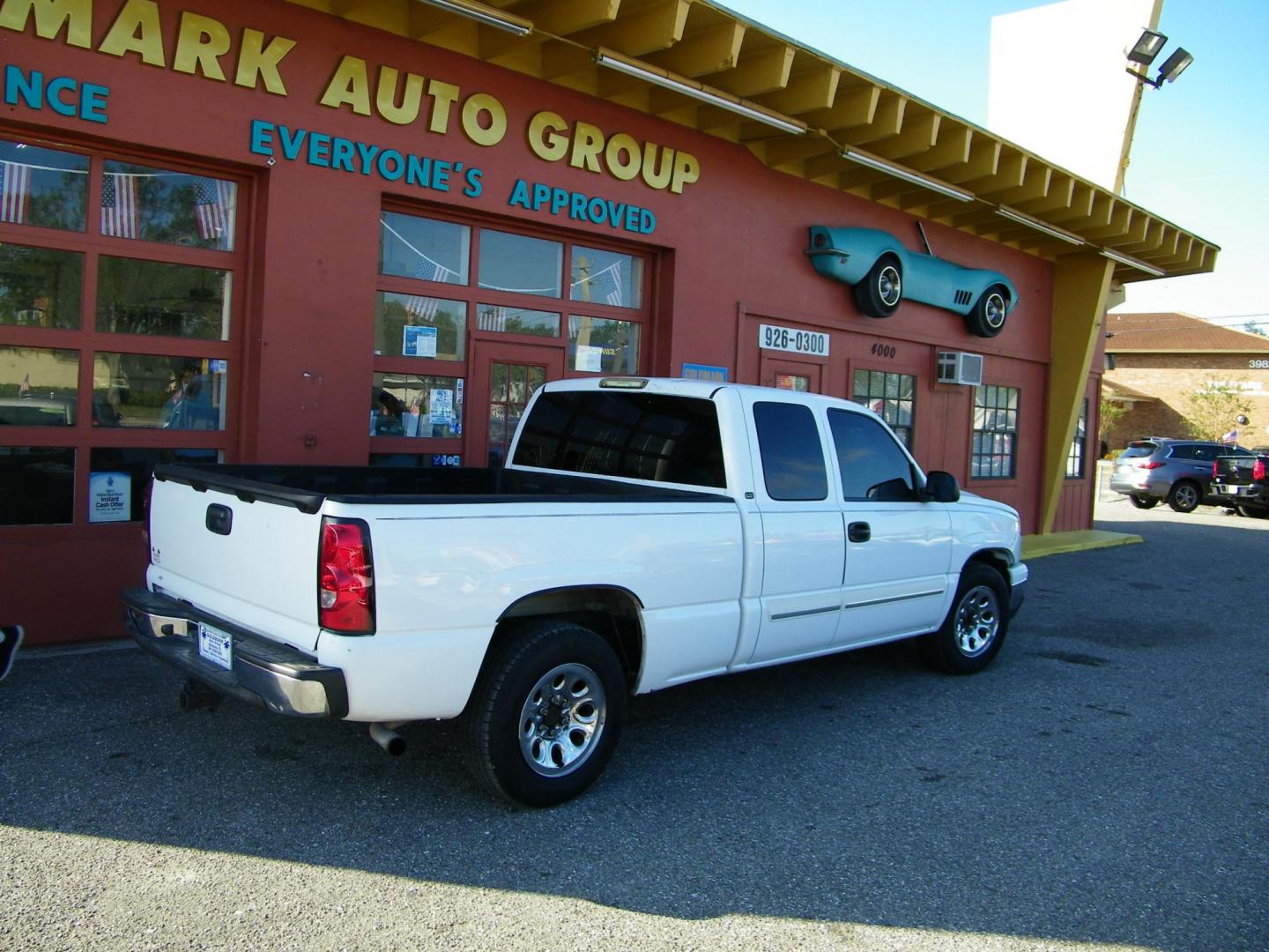 2007 White /Grey Chevrolet Silverado Classic 1500 LS Ext. Cab 2WD (1GCEC19VX7Z) with an 4.8L V8 OHV 16V engine, 4-Speed Automatic Overdrive transmission, located at 4000 Bee Ridge Road, Sarasota, FL, 34233, (941) 926-0300, 27.298664, -82.489151 - Photo#5