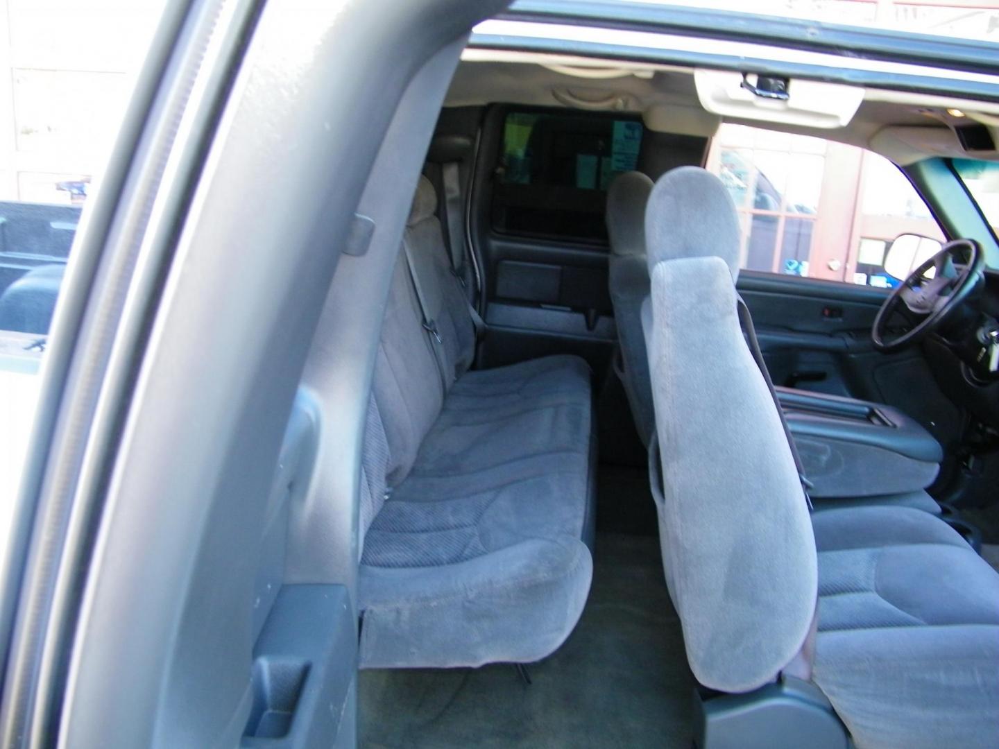 2007 White /Grey Chevrolet Silverado Classic 1500 LS Ext. Cab 2WD (1GCEC19VX7Z) with an 4.8L V8 OHV 16V engine, 4-Speed Automatic Overdrive transmission, located at 4000 Bee Ridge Road, Sarasota, FL, 34233, (941) 926-0300, 27.298664, -82.489151 - Photo#8