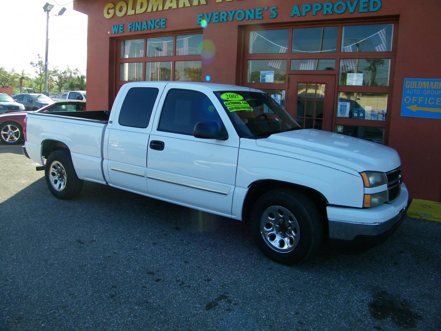 2007 White /Grey Chevrolet Silverado Classic 1500 LS Ext. Cab 2WD (1GCEC19VX7Z) with an 4.8L V8 OHV 16V engine, 4-Speed Automatic Overdrive transmission, located at 4000 Bee Ridge Road, Sarasota, FL, 34233, (941) 926-0300, 27.298664, -82.489151 - Photo#7