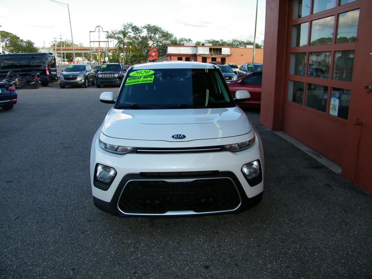 2020 White /Black Kia Soul S (KNDJ23AU0L7) with an 2.0L L4 DOHC 16V engine, CVT transmission, located at 4000 Bee Ridge Road, Sarasota, FL, 34233, (941) 926-0300, 27.298664, -82.489151 - Photo#0