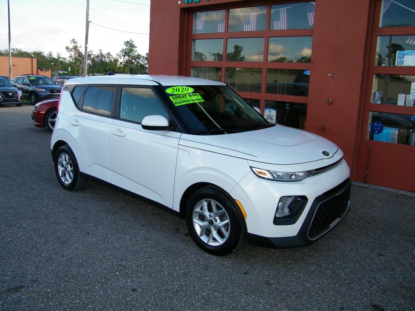 2020 White /Black Kia Soul S (KNDJ23AU0L7) with an 2.0L L4 DOHC 16V engine, CVT transmission, located at 4000 Bee Ridge Road, Sarasota, FL, 34233, (941) 926-0300, 27.298664, -82.489151 - Photo#1