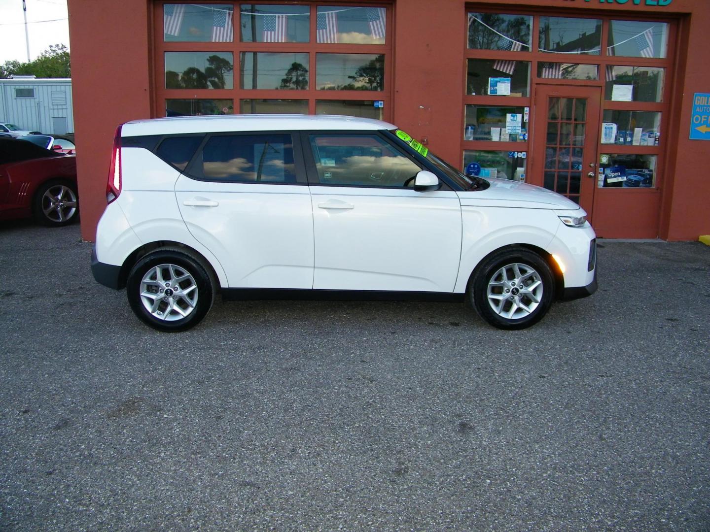 2020 White /Black Kia Soul S (KNDJ23AU0L7) with an 2.0L L4 DOHC 16V engine, CVT transmission, located at 4000 Bee Ridge Road, Sarasota, FL, 34233, (941) 926-0300, 27.298664, -82.489151 - Photo#2