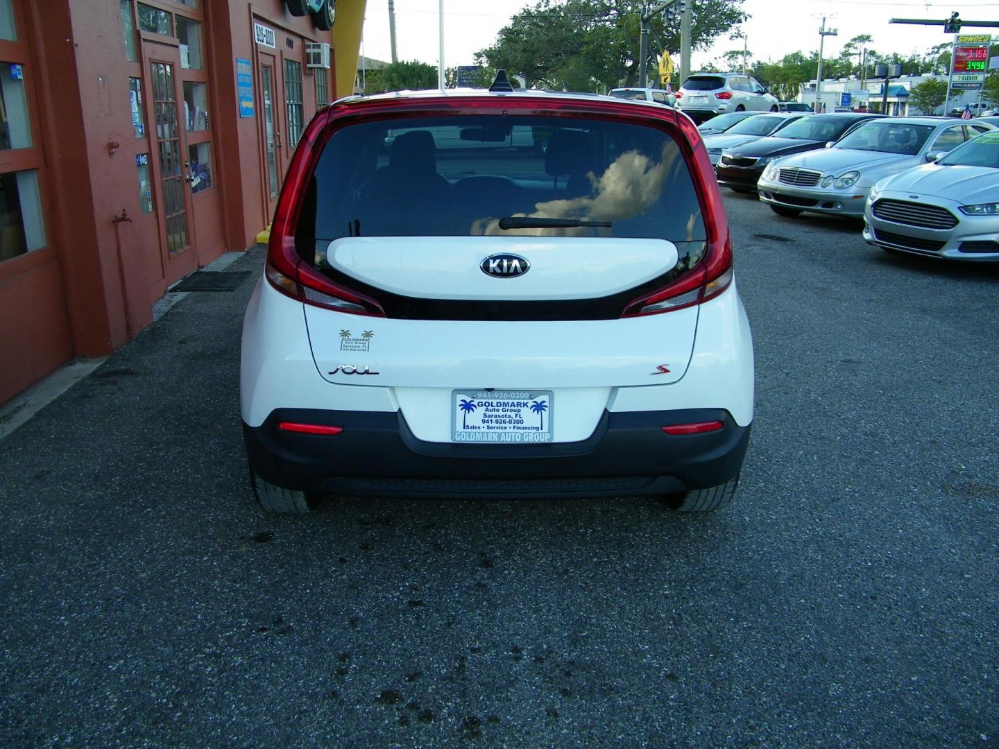 2020 White /Black Kia Soul S (KNDJ23AU0L7) with an 2.0L L4 DOHC 16V engine, CVT transmission, located at 4000 Bee Ridge Road, Sarasota, FL, 34233, (941) 926-0300, 27.298664, -82.489151 - Photo#4