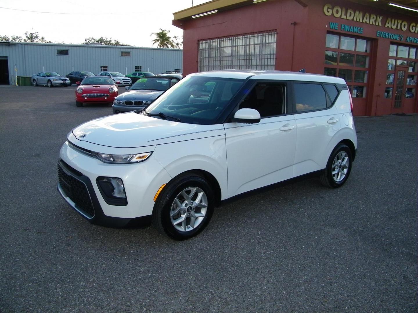 2020 White /Black Kia Soul S (KNDJ23AU0L7) with an 2.0L L4 DOHC 16V engine, CVT transmission, located at 4000 Bee Ridge Road, Sarasota, FL, 34233, (941) 926-0300, 27.298664, -82.489151 - Photo#5