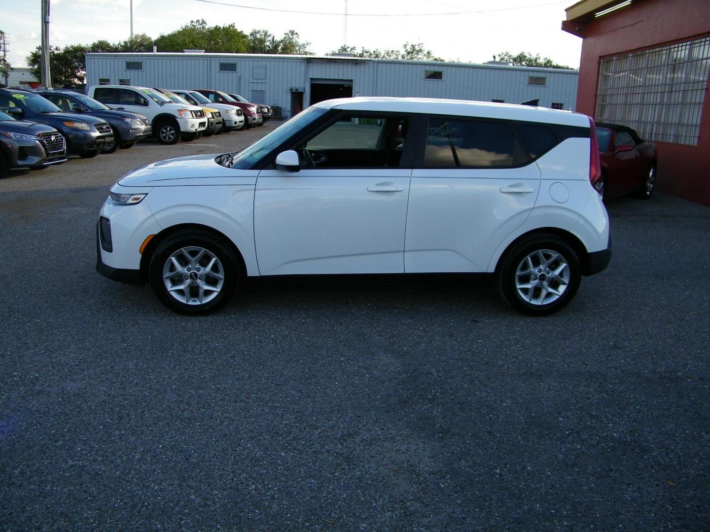 2020 White /Black Kia Soul S (KNDJ23AU0L7) with an 2.0L L4 DOHC 16V engine, CVT transmission, located at 4000 Bee Ridge Road, Sarasota, FL, 34233, (941) 926-0300, 27.298664, -82.489151 - Photo#6