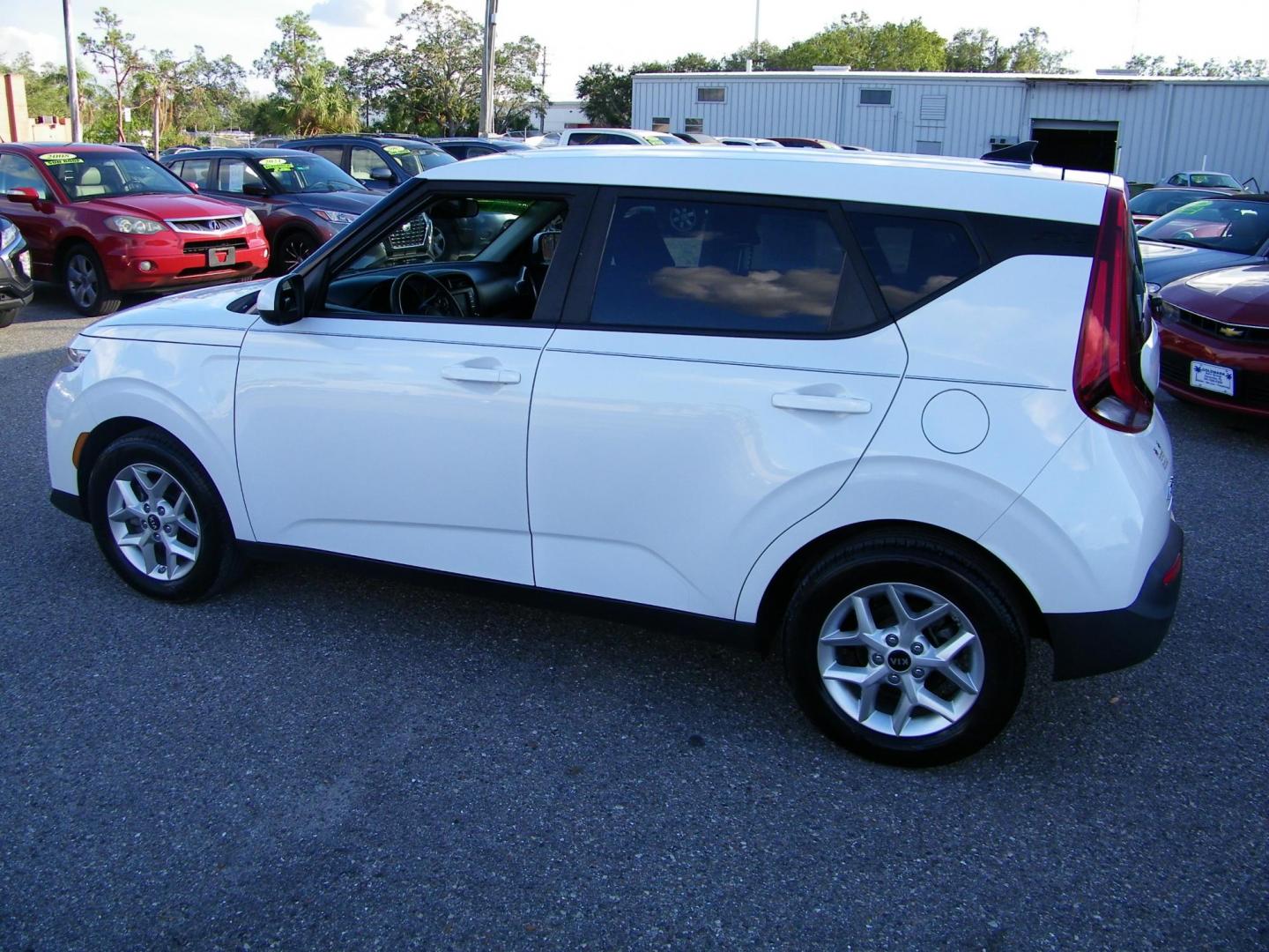 2020 White /Black Kia Soul S (KNDJ23AU0L7) with an 2.0L L4 DOHC 16V engine, CVT transmission, located at 4000 Bee Ridge Road, Sarasota, FL, 34233, (941) 926-0300, 27.298664, -82.489151 - Photo#7