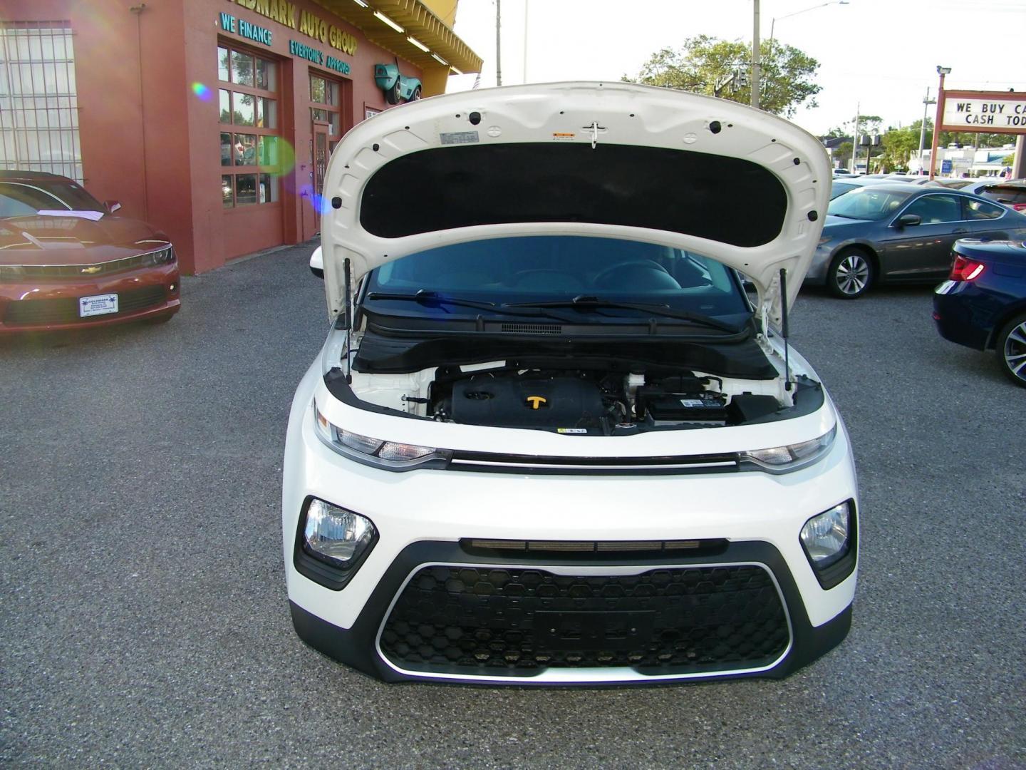 2020 White /Black Kia Soul S (KNDJ23AU0L7) with an 2.0L L4 DOHC 16V engine, CVT transmission, located at 4000 Bee Ridge Road, Sarasota, FL, 34233, (941) 926-0300, 27.298664, -82.489151 - Photo#8