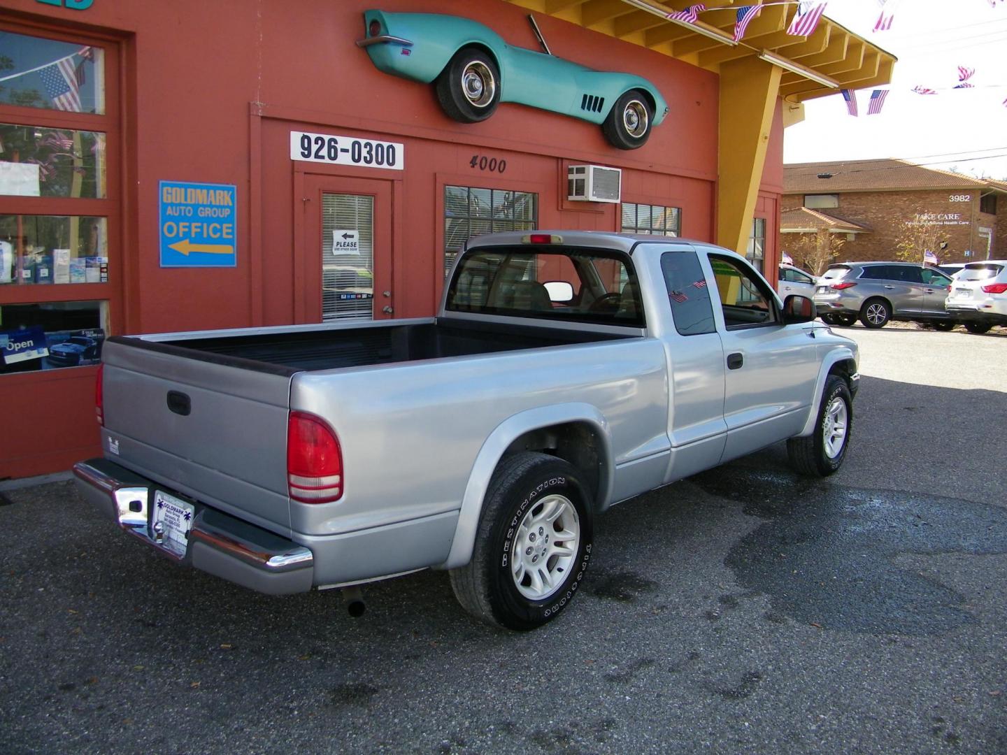2004 Silver /Gray Dodge Dakota SLT Club Cab 2WD (1D7GL42K84S) with an 3.7L V6 SOHC 12V engine, Automatic transmission, located at 4000 Bee Ridge Road, Sarasota, FL, 34233, (941) 926-0300, 27.298664, -82.489151 - Photo#5
