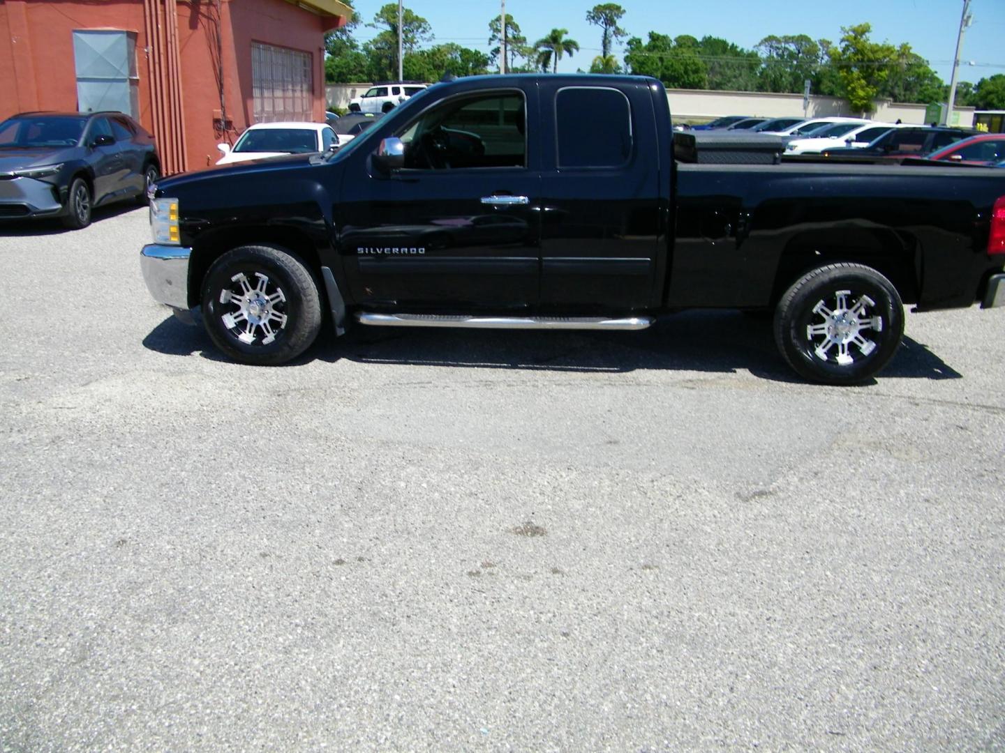 2012 Black /Grey Chevrolet Silverado 1500 LS Extended Cab 2WD (1GCRCREA5CZ) with an 4.8L V8 OHV 16V engine, 4-Speed Automatic transmission, located at 4000 Bee Ridge Road, Sarasota, FL, 34233, (941) 926-0300, 27.298664, -82.489151 - Photo#2